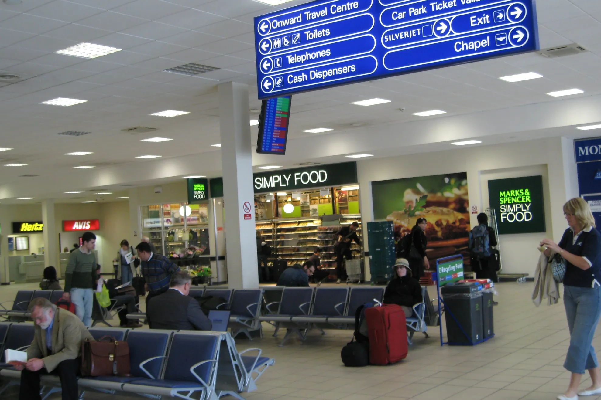Alertă pe aeroportul londonez Luton. Mii de pasageri au fost evacuaţi
