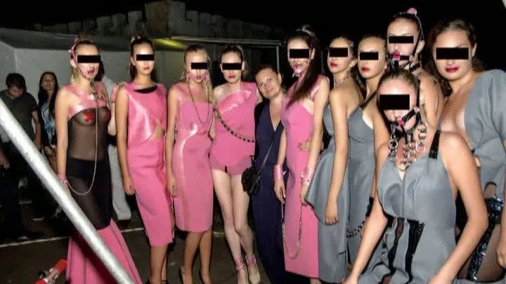 Mai multe minore au participat la o prezentare de modă cu lanțuri și accesorii sexuale