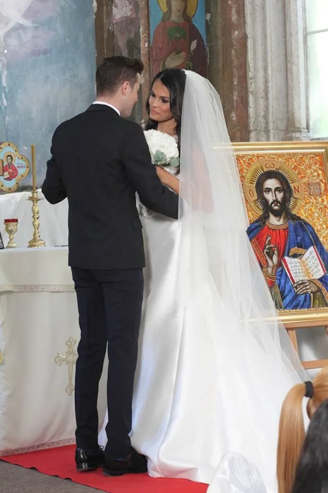 CASĂ de PIATRĂ! Cel mai în vogă artist de muzică pop de la noi s-a ÎNSURAT în secret! EA e mireasa