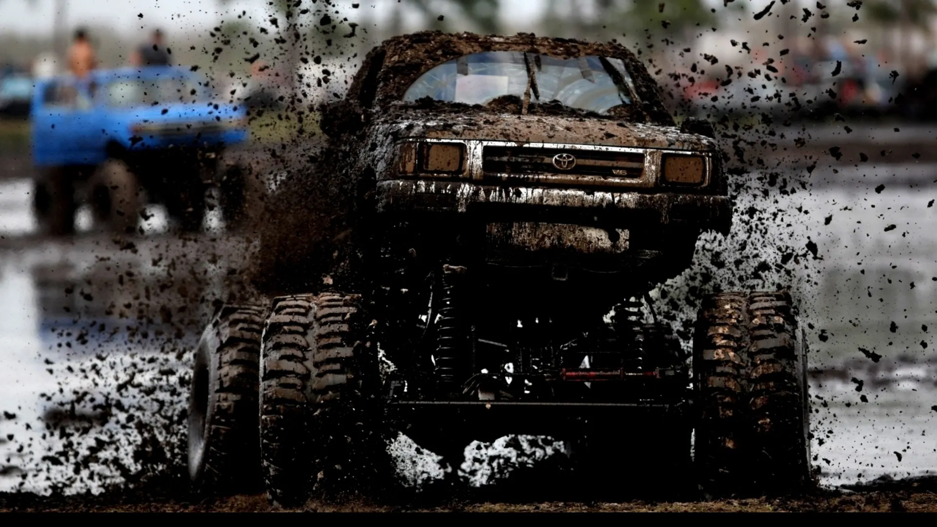 Un camion 4x4 a SPULBERAT 18 oameni! Trei au murit pe loc