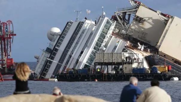 Bilanţ al vasului naufragiat în Mediterana, cu 500 de imgranţi la bord: DOAR 10 SUPRAVIEŢUITORI!