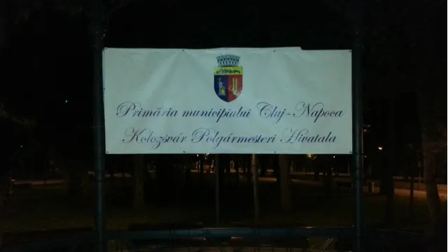 SCANDAL la Cluj, după ce un banner româno-maghiar a fost amplasat în Parcul Central 