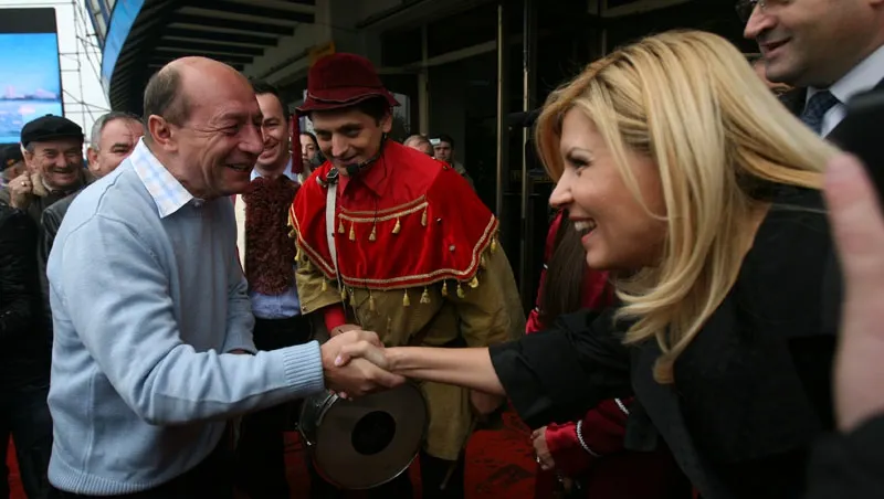 Traian Băsescu şi Elena Udrea au ieşit la terasă în staţiunea Mamaia