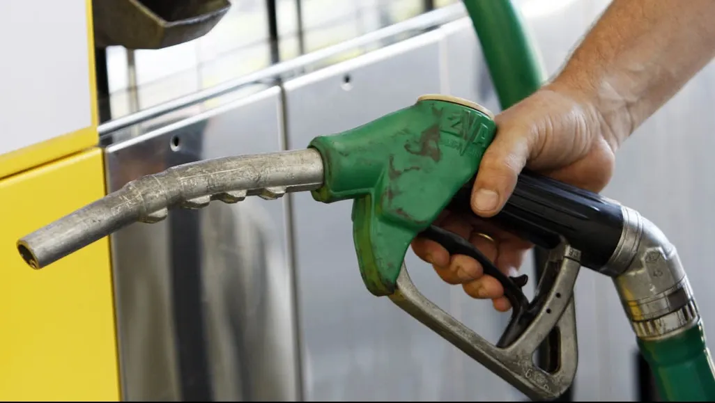 Scenariu ŞOC: Preţul benzinei ar putea să scadă sub 5 lei!