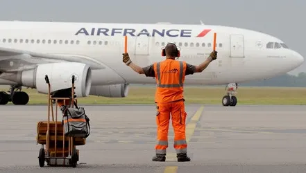 Suspiciuni de EBOLA la bordul unui avion. Aeronava, izolată pe aeroportul din Madrid