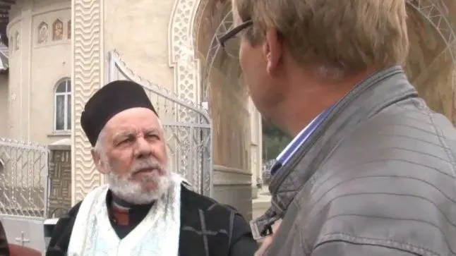 Preot celebru în România sare la bătaie cu crucea