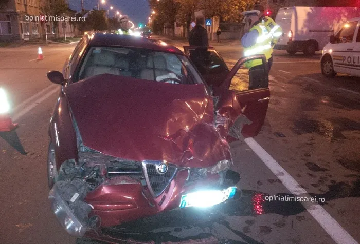 Şofer din Timişoara, DOUĂ ACCIDENTE GRAVE în câteva minute. Maşina, FĂCUTĂ PRAF