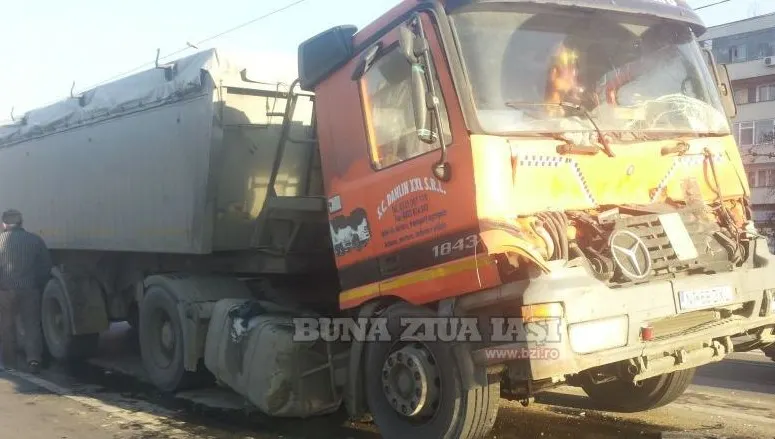 ACCIDENT grav în Iași. Un tir s-a rupt în două