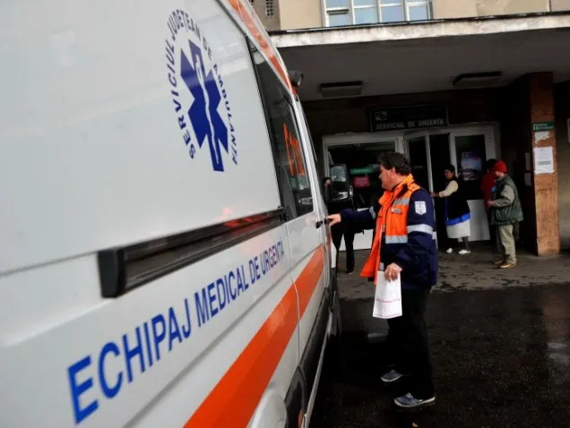Bărbat rănit grav după ce a căzut trei etaje în puţul liftului