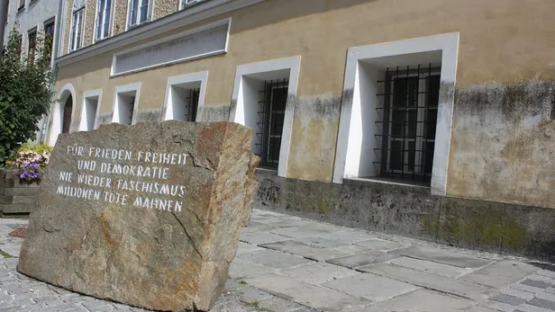 Nimeni nu vrea să locuiască în casa în care s-a născut Hitler. Avertismentul scris pe o plăcuţă