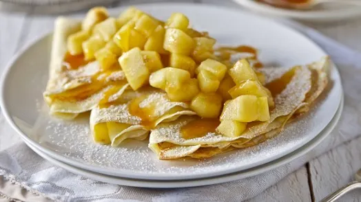 DESERTUL de weekend: Clătite cu mere şi caramel