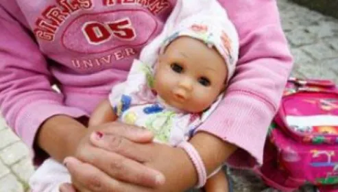 CAZ ŞOCANT la o GRĂDINIŢĂ din Bucureşti: fetiţă de 5 ani fotografiată goală de un PEDOFIL