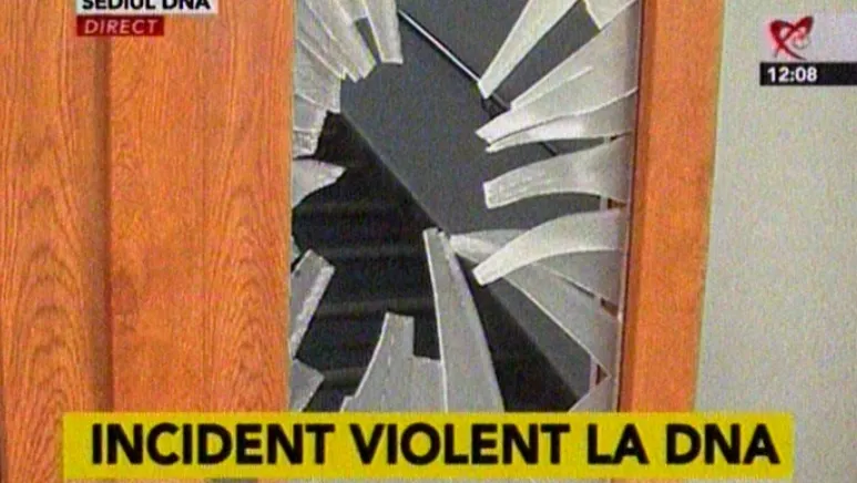INCIDENT VIOLENT la sediul DNA: un bărbat a spart GEAMUL de la uşa instituţiei