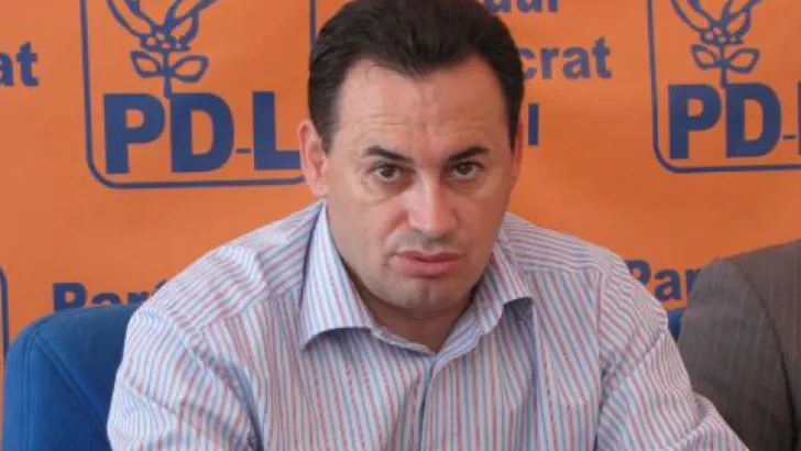 Primarul Aradului a ajuns la Poliţie după demontarea unor bannere cu Ponta
