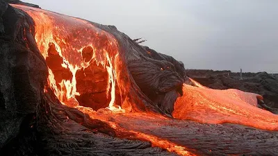 Lava unui VULCAN în ERUPȚIE se apropie de zone LOCUITE