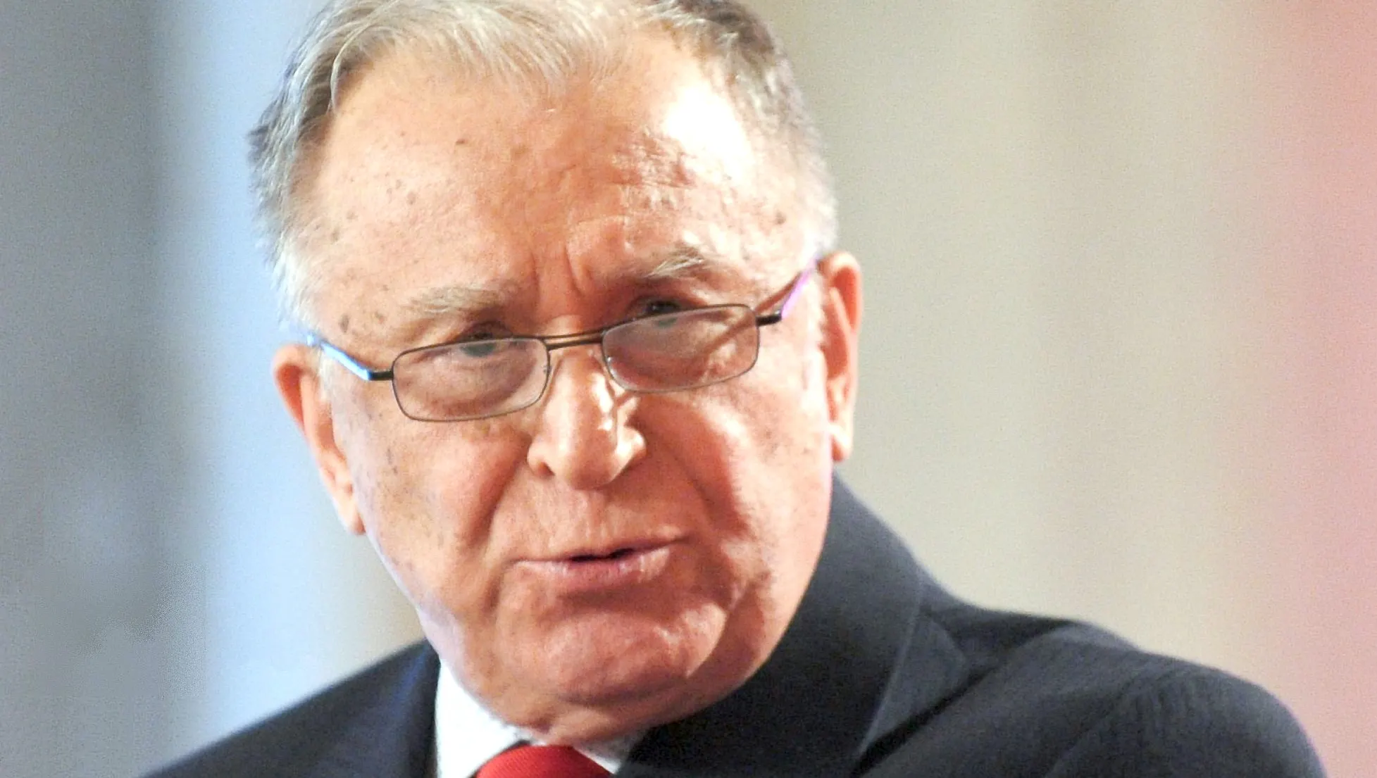 Iliescu: E nepotrivită ieşirea Gabrielei Firea