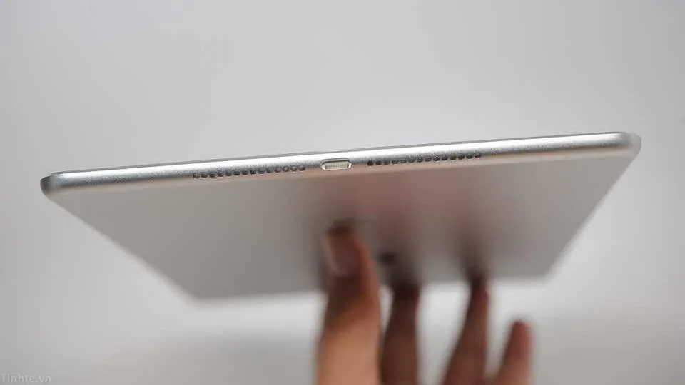 A înnebunit Apple? Are TABLETĂ MAI SUBȚIRE decât iPhone 6 Plus, telefonul care se îndoaie