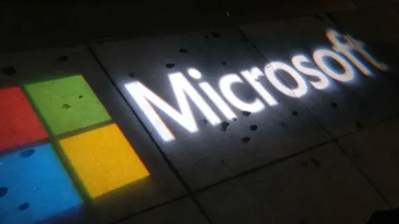 Cel mai bogat om al planetei salvează Microsoft. Nu dă bani, ci dă idei