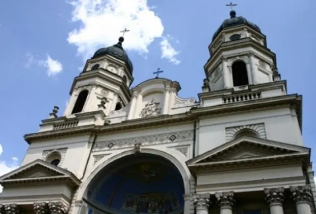 Șase vile şi o sală polivalentă, acordate gratuit Mitropoliei Moldovei şi Bucovinei
