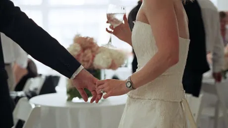 Ce a făcut un MIRE la TREI MINUTE după ce au plecat invitaţii. Era NOAPTEA NUNŢII!