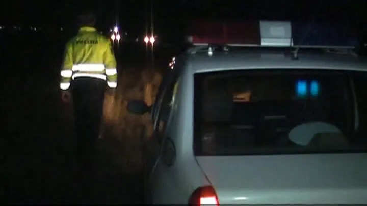 A condus BĂUT şi a ACCIDENTAT un PIETON, apoi a fugit. Soţia l-a PREDAT poliţiei