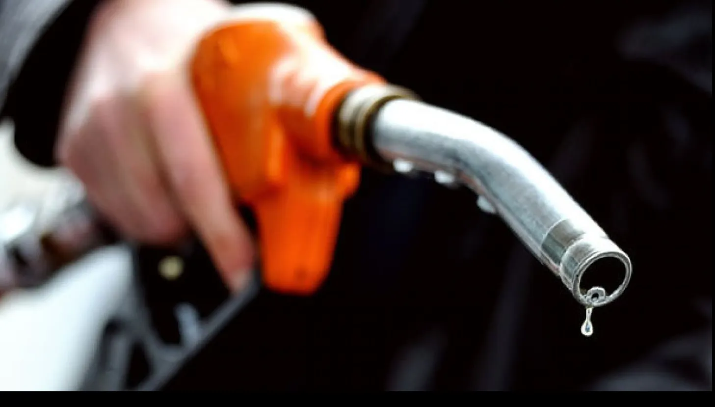 Benzina se ieftineşte la cote record pentru francezi şi americani