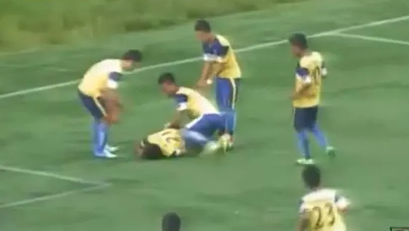 VIDEO ŞOCANT. A murit la doar 23 de ani. S-a întâmplat pe stadion, în faţa spectatorilor îngroziţi