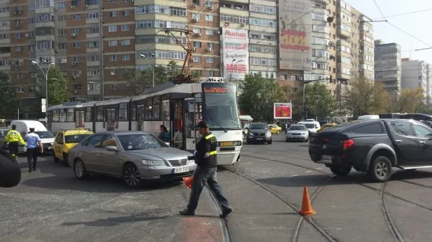 Accident în Bucureşti: un tramvai s-a ciocnit cu un autobuz. 11 oameni au fost răniţi