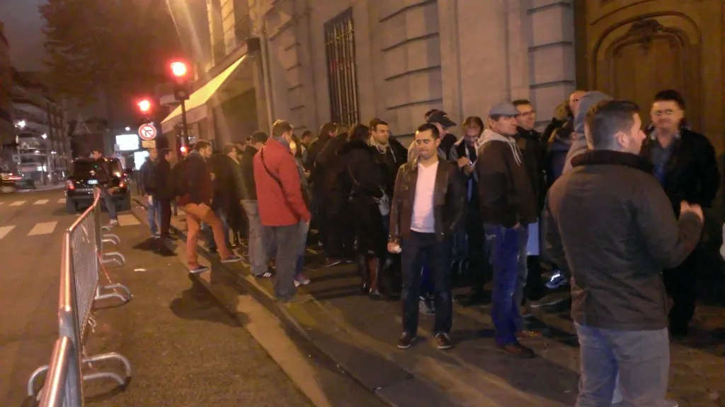 ALEGERI PREZIDENȚIALE 2014 DIASPORA. La Paris, românii au fost atacați cu gaze lacrimogene