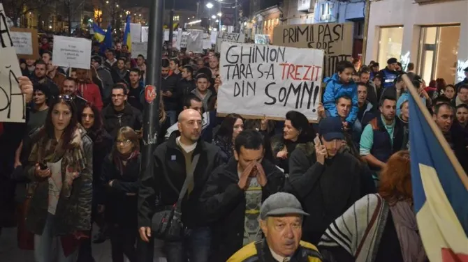 PROTESTE ALEGERI PREZIDENȚIALE 2014. Circa 100 de clujeni protestează pentru diaspora