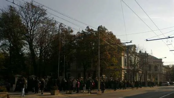 ALEGERI PREZIDENȚIALE 2014. Românii din CHIȘINĂU stau la coadă la VOT