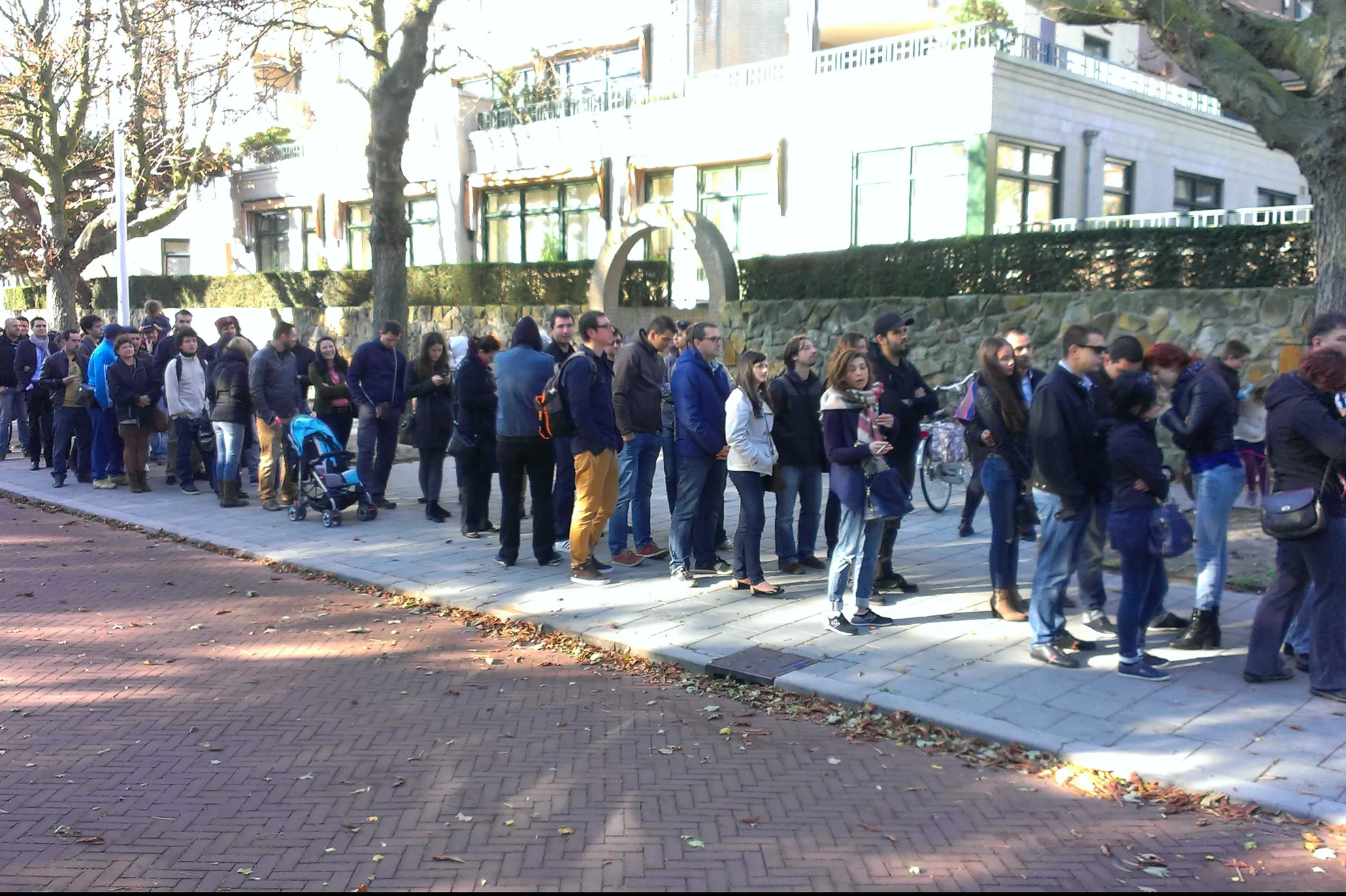 FOTO-INCREDIBIL! La ce gest DISPERAT au apelat românii din Spania, din cauză că n-au putut vota