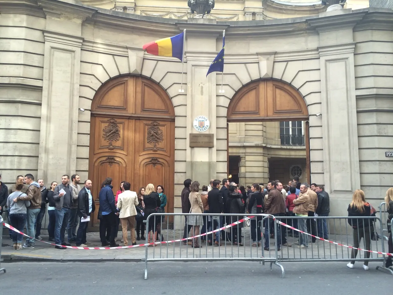ALEGERI PREZIDENŢIALE 2014 REZULTATE DIASPORA. Românii VOTEAZĂ: COADĂ la Paris, la Ambasada României