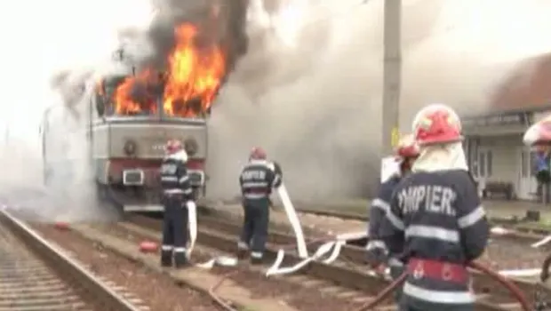 INCENDIU în Gara Bacău: Două vagoane ale unui tren de călători AU LUAT FOC