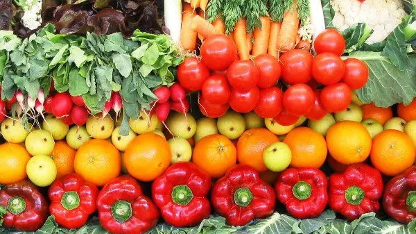Fructele şi legumele BIO româneşti au INTERZIS în hipermarket