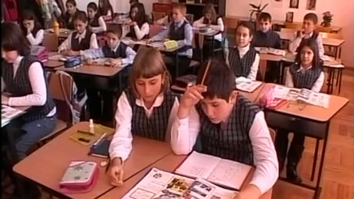 Şcolile trebuie să identifice copiii ai căror părinţi sunt plecaţi în străinătate