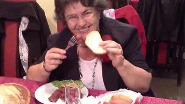Ce cadouri mai face PSD pensionarilor: La Mioveni, mici, bere şi pungi