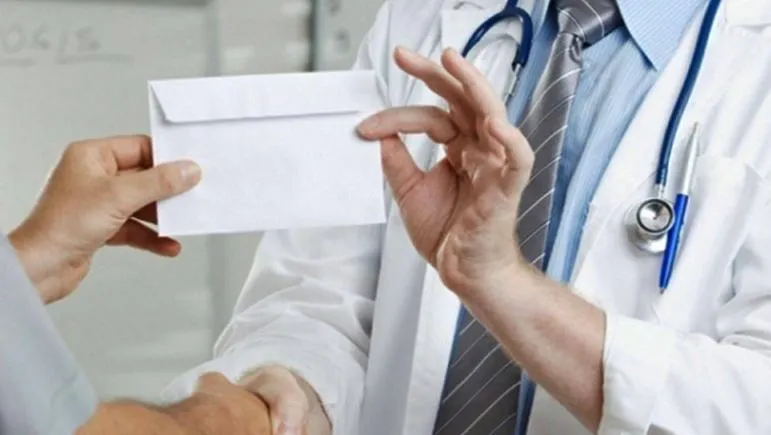 Medic militar, judecat pentru că A CERUT BANI pentru a face INTERVENŢII CHIRURGICALE