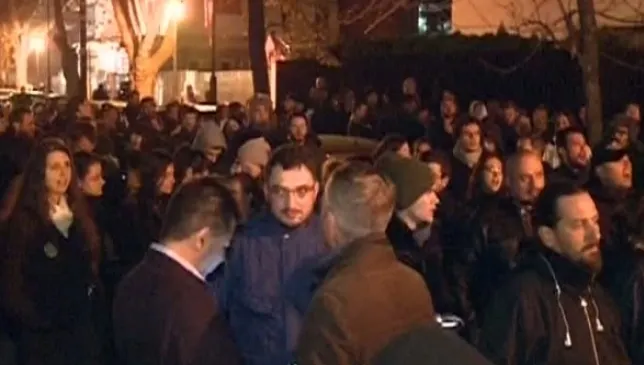 PROTEST la Ambasada României la PARIS: "Dreptate şi onoare călcate în picioare!"