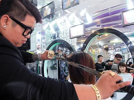 Hairstilistul care tunde cu sabia