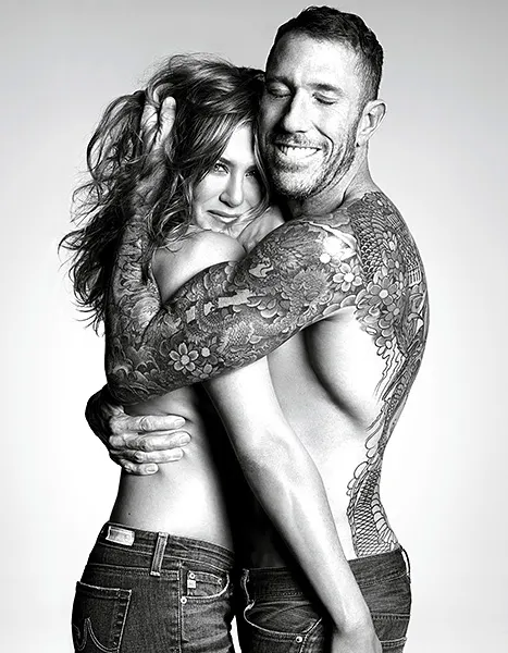 Jennifer Aniston, TOPLESS în braţele unui bărbat
