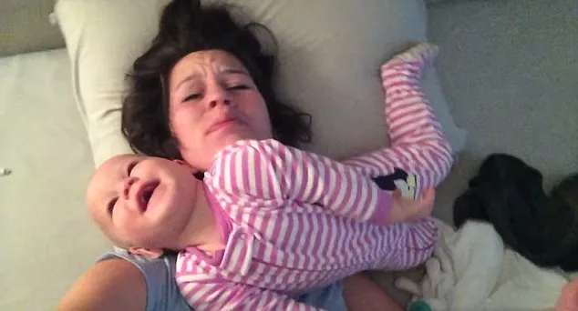 Fotografiile adorabile care îţi fac ziua mai frumoasă: copilul care nu îşi lasă mama să doarmă