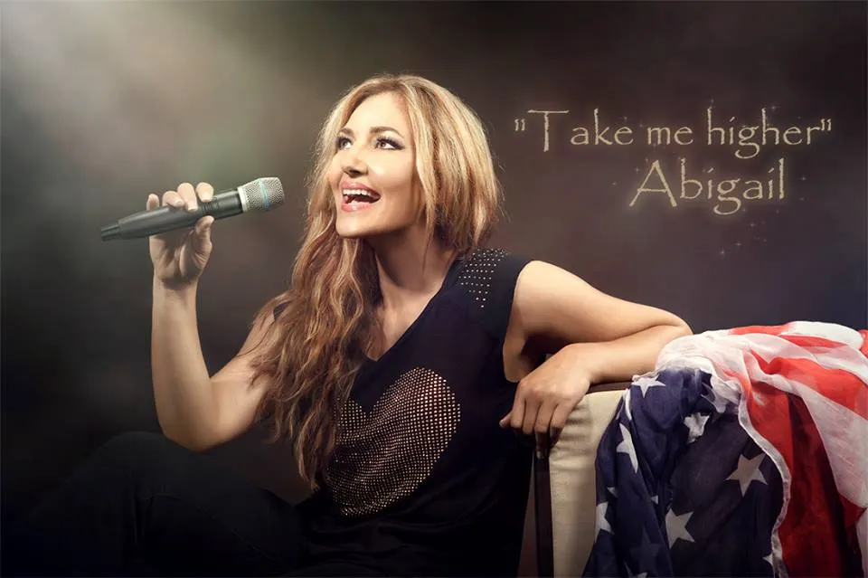 Artista Abigail Budak organizează Sărbătoarea colindului românesc în California