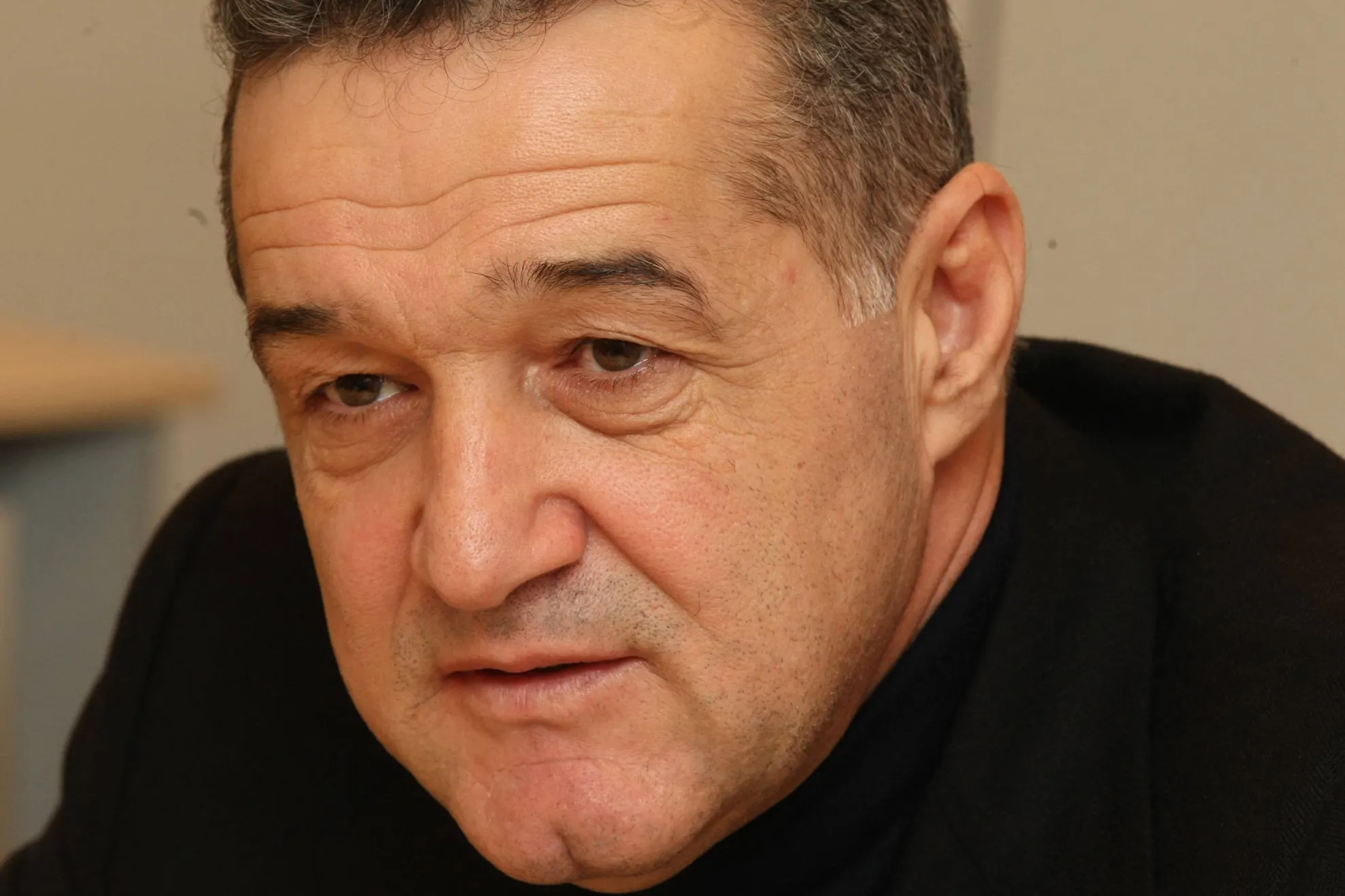 Becali ţine post şi le citeşte din Biblie colegilor de celulă