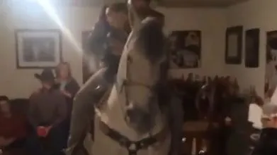 A mers cu calul la petrecere. E incredibil ce a urmat!