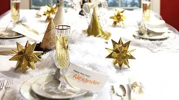 MASA DE REVELION. Decorațiuni ideale, de efect și ieftine pentru masa dintre ani