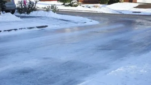 ACCIDENT TERIBIL în Argeş: MICROBUZ răsturnat, din pricina POLEIULUI. Mai mulţi pasageri, RĂNIŢI
