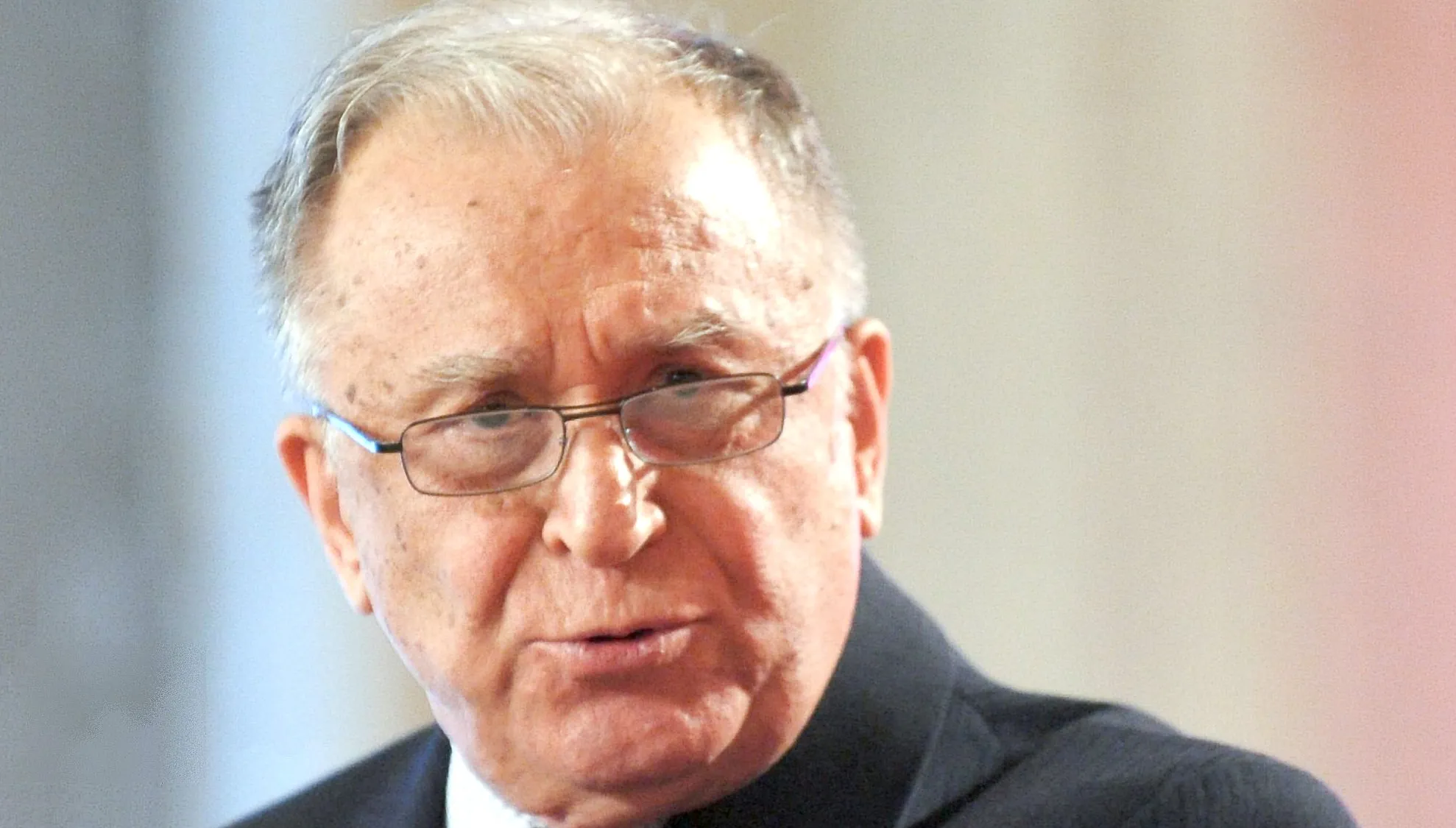 Un tânăr către Ion Iliescu: Eşti un "criminal" şi "un comunist murdar de sânge"