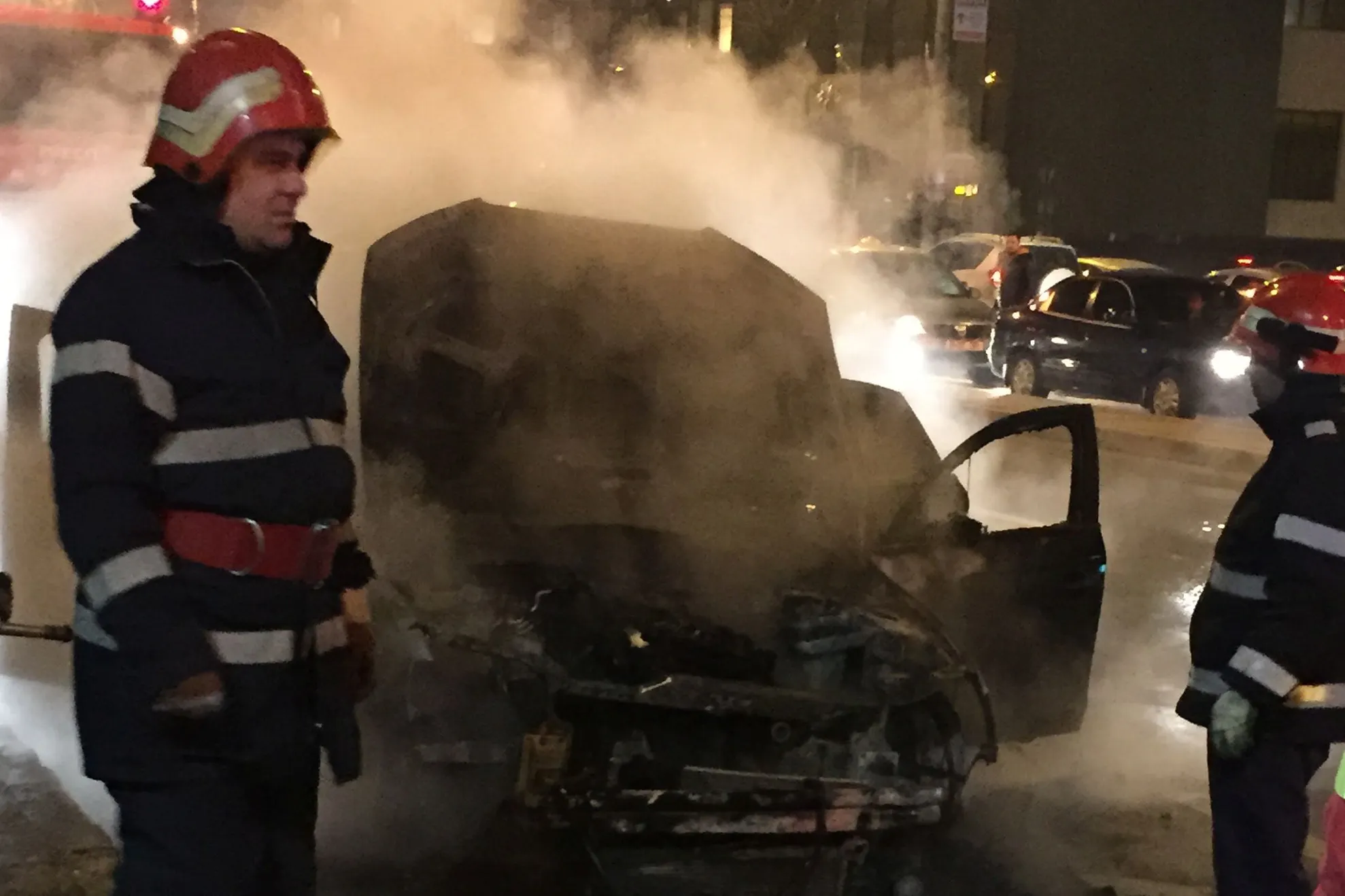 MARTOR OCULAR. Mașină în flăcări în sectorul 1 
