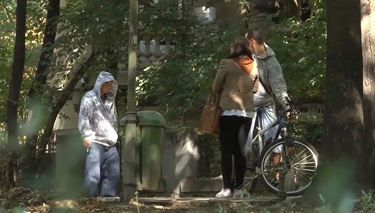 CAMERA ASCUNSĂ. Cum reacţionează românii când o fată urmărită de un bărbat suspect cere ajutor